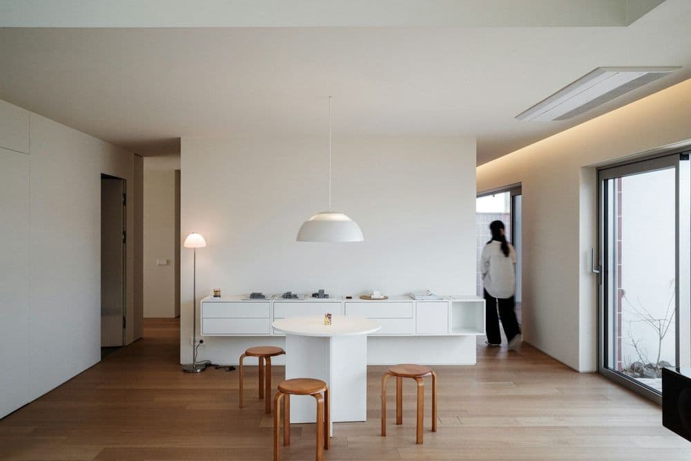 Modern minimalist iç mekân — akıllı bina yaklaşımı