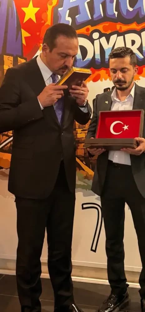 Erkan Bekiranlı, AKP Genel Yardımcısına makamında Kuran-ı Kerim takdim ederken