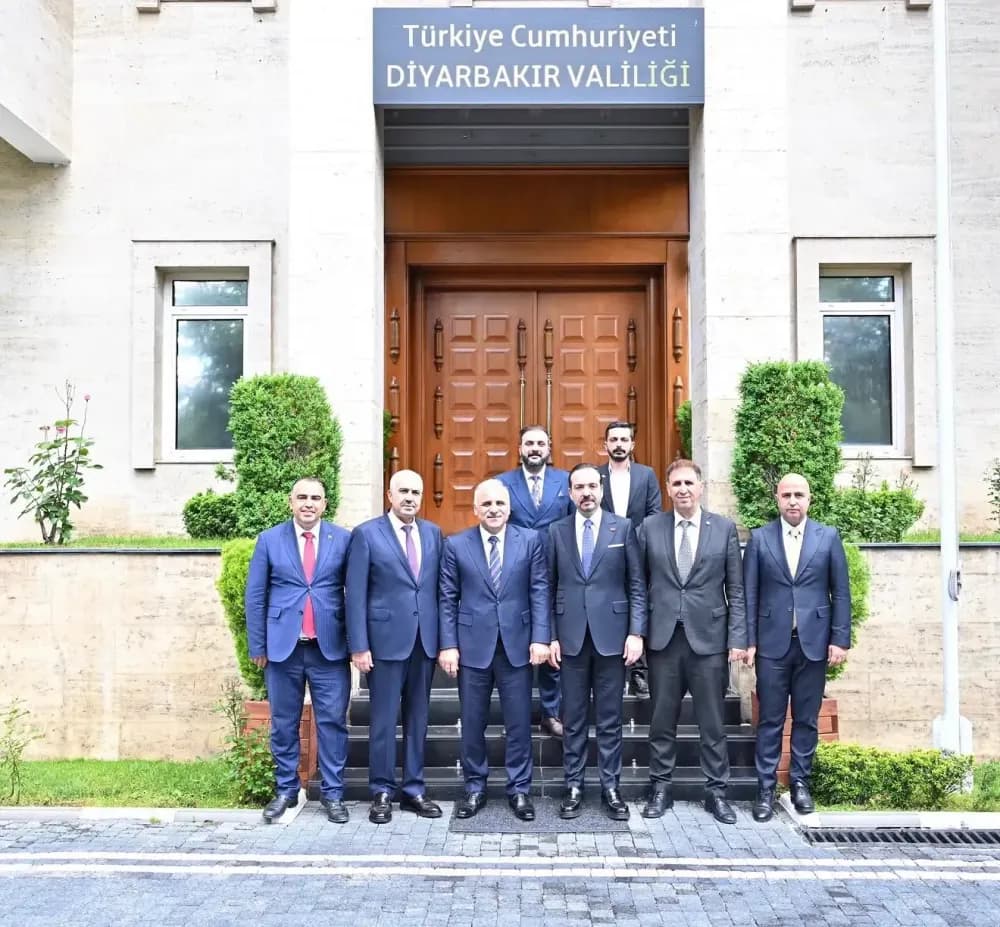 Erkan Bekiranlı ve Kürşat Yavuz, Diyarbakır Valiliği’ni ziyaret ederken
