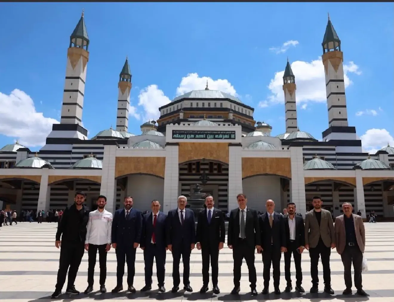 Erkan Bekiranlı cuma namazı sonrası cemaatle bir arada